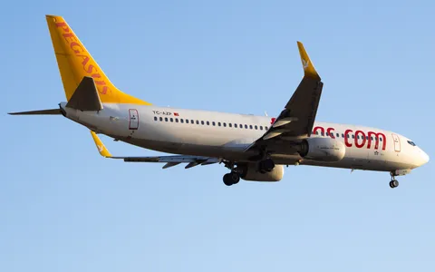 TC-AZP · Boeing 737-82R · LTFJ