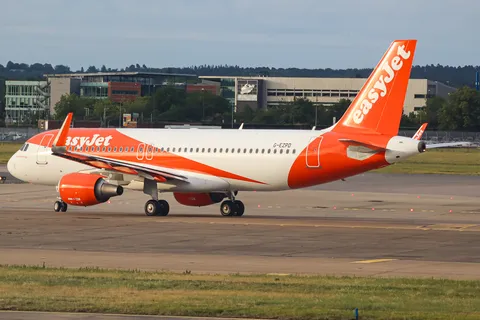 G-EZPD · Airbus A320-214 · EGKK