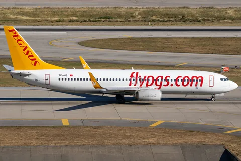 TC-AIS · Boeing 737-82R · LTFJ