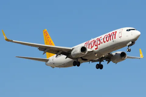 TC-AZP · Boeing 737-82R · LTFJ