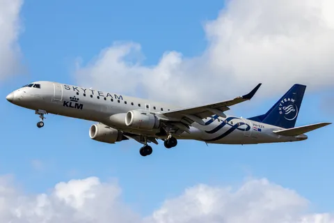 PH-EZX · Embraer E190STD · ESGG