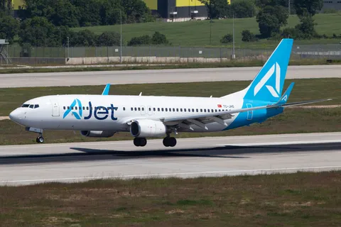 TC-JHD · Boeing 737-8F2 · LTFJ